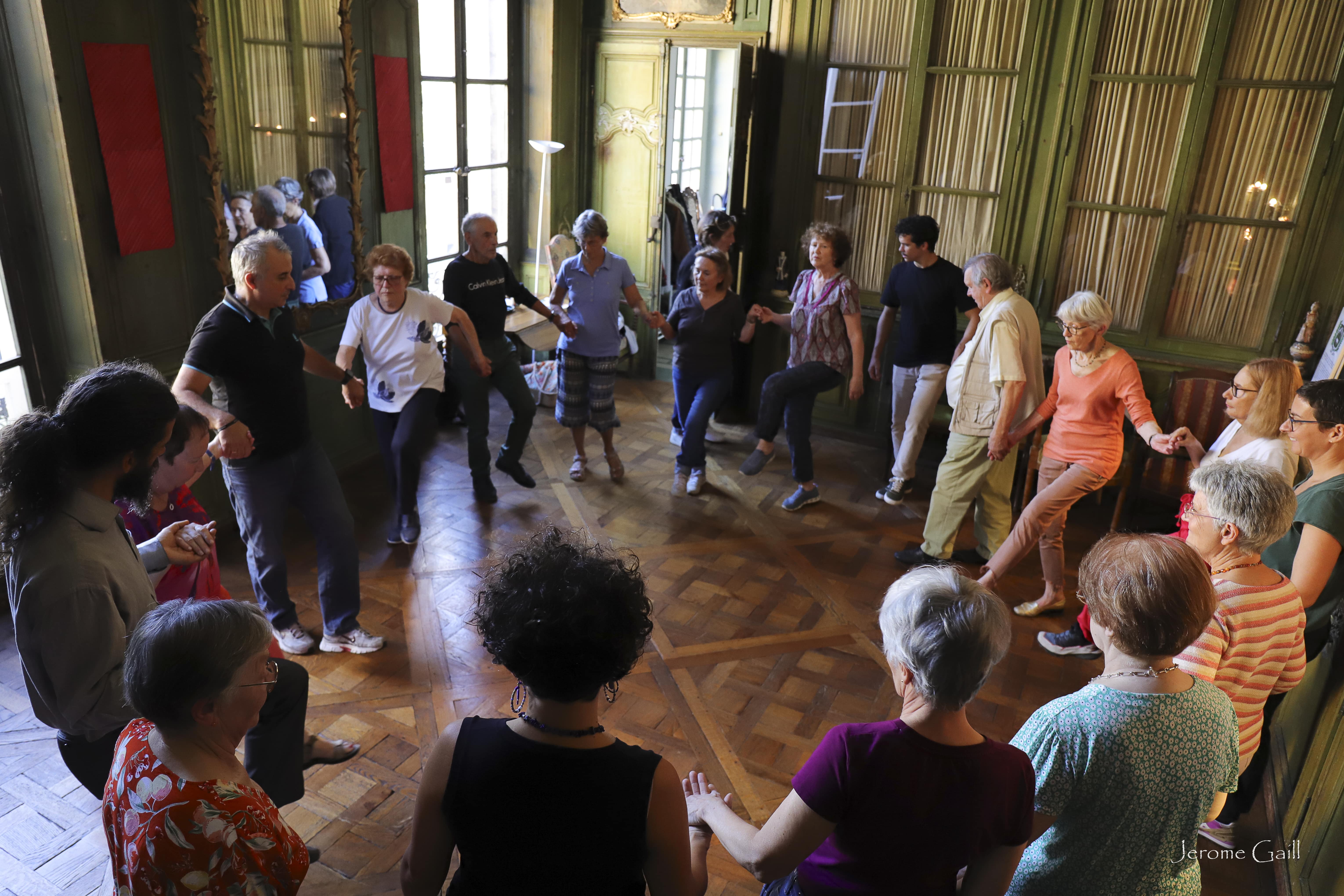 http://www.lesamisdu7.com/site/images/stories/Programme-Saison-2025-2026/stage-danse-grecque-1.jpg